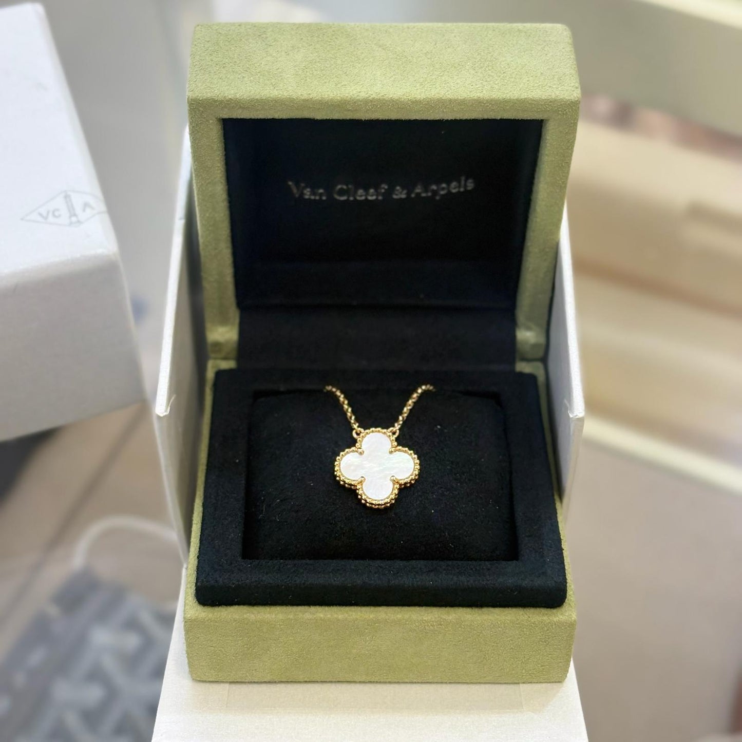 VCA Alhambra pendant White Gold Medium (A)