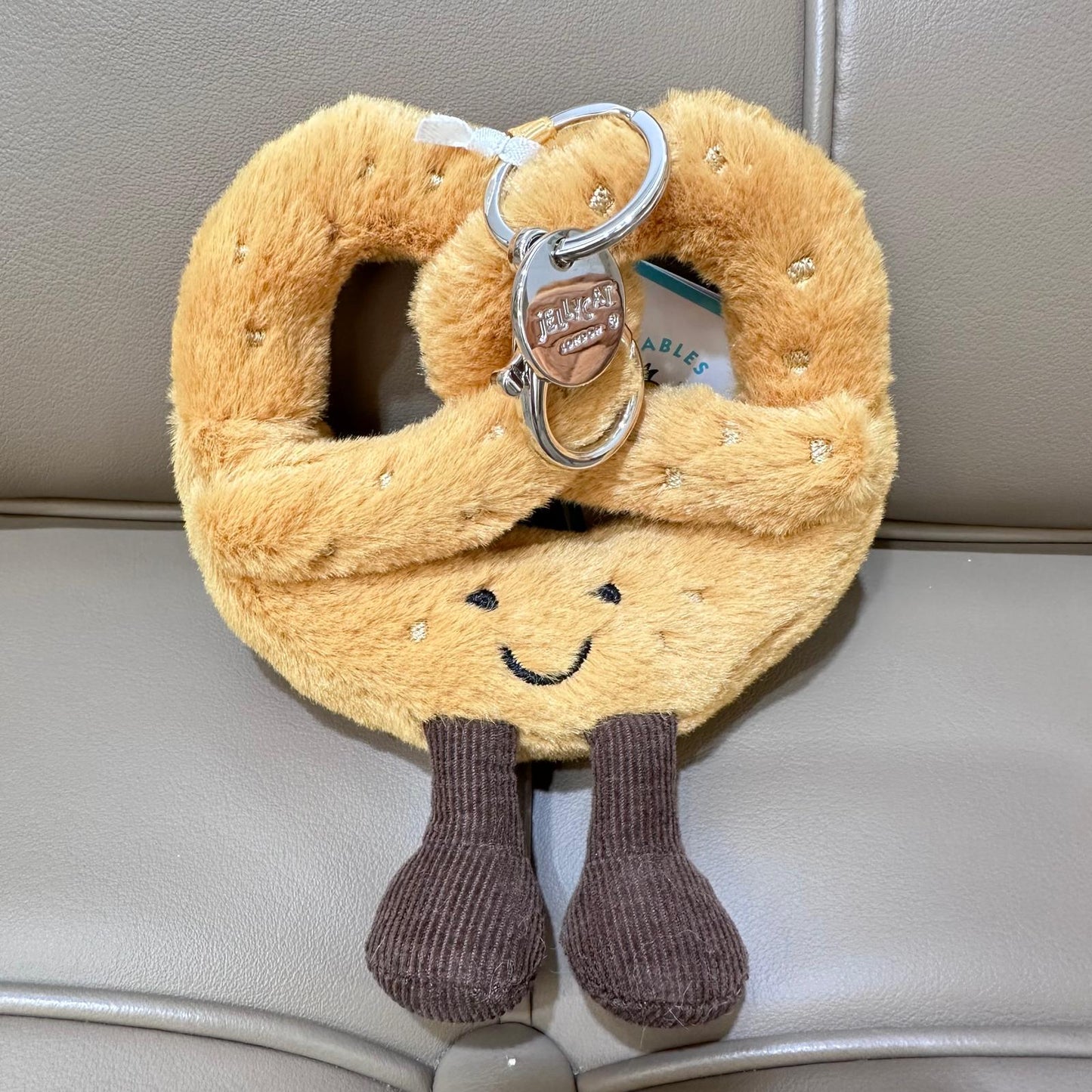 Jellycat Amuseables Pretzel Bag Charm 蝴蝶脆餅鎖匙扣