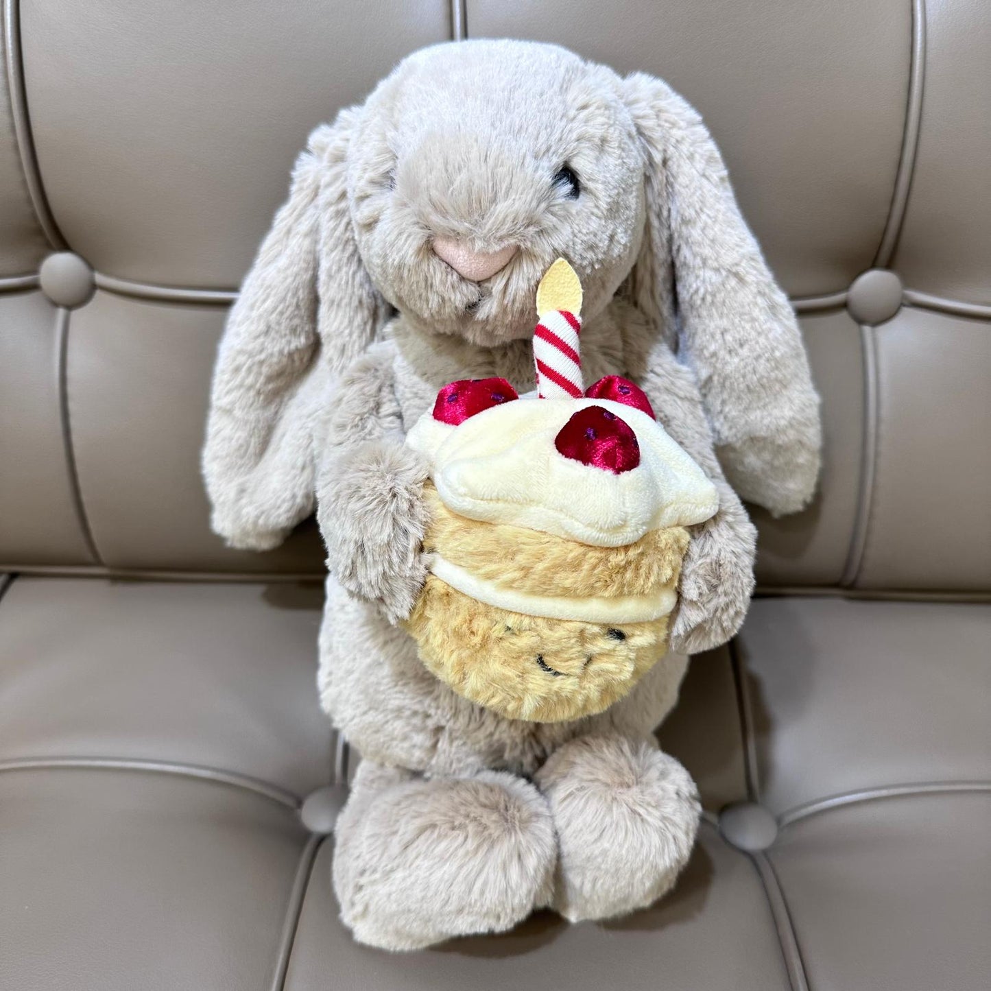 Jellycat Bashful Beige Bunny 'Birthday' 兔仔抱蛋糕