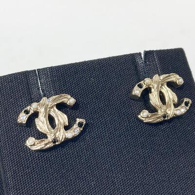 Chanel Classic Earring Twist with Diamond