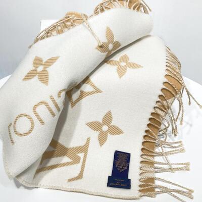 LV Essential Scarf Beige