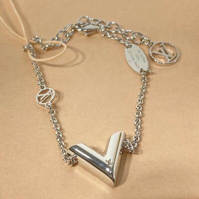 LV Essential V Bracelet Silver