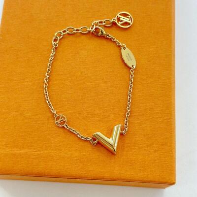 LV Essential V Bracelet Gold 2023