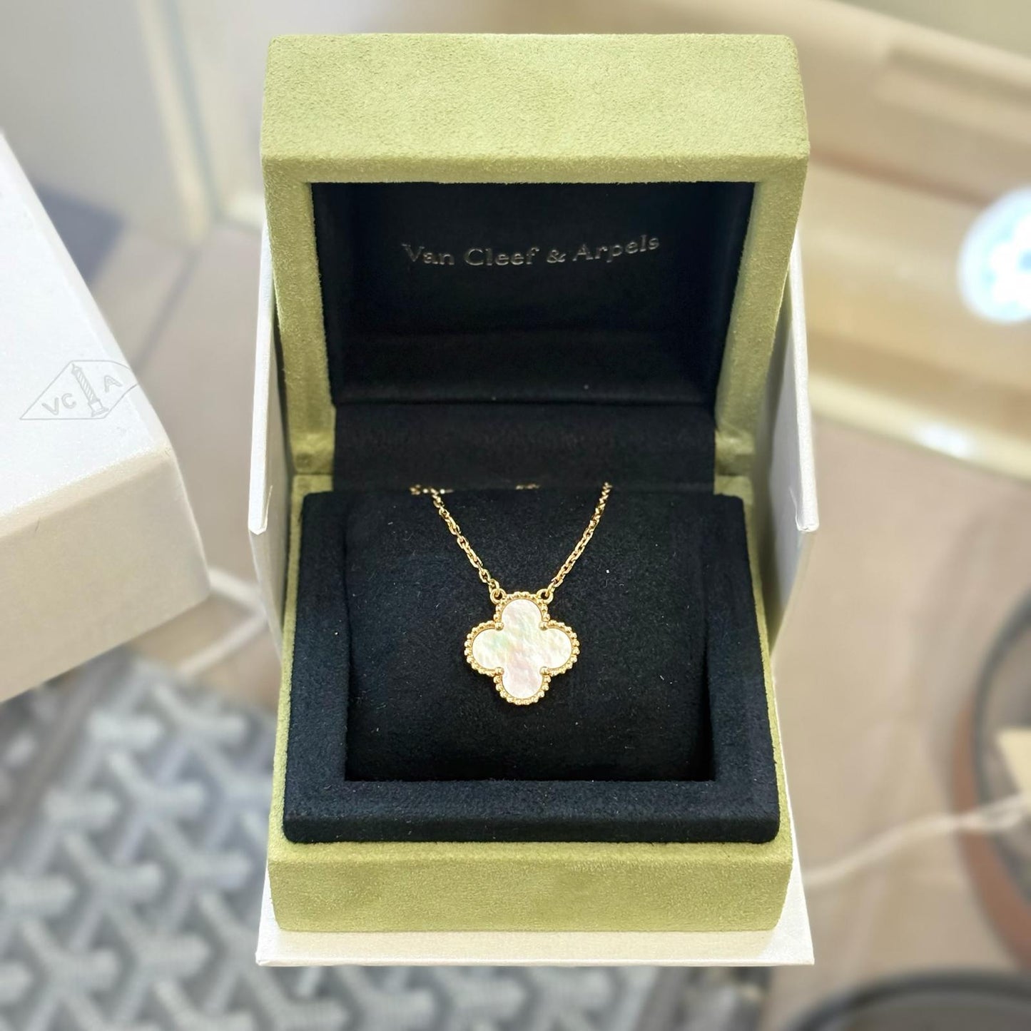 VCA Alhambra pendant White Gold Medium (A)