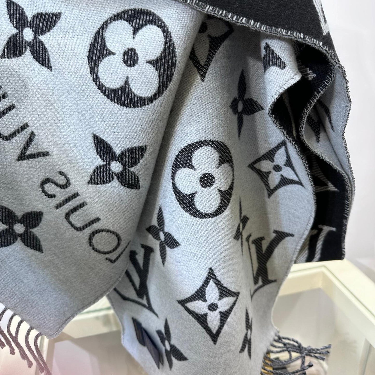 LV Essential Scarf Black