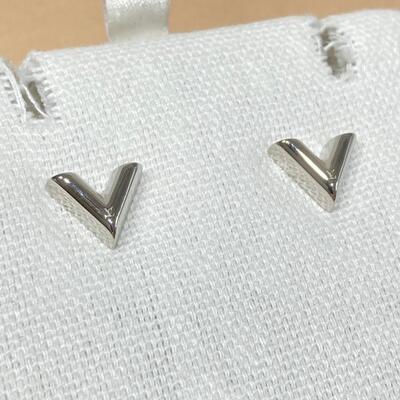 LV Essential V Stud Earrings Silver