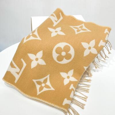 LV Essential Scarf Beige