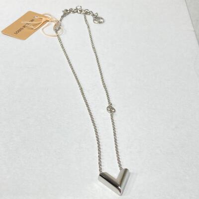 LV Essential V Necklace Silver